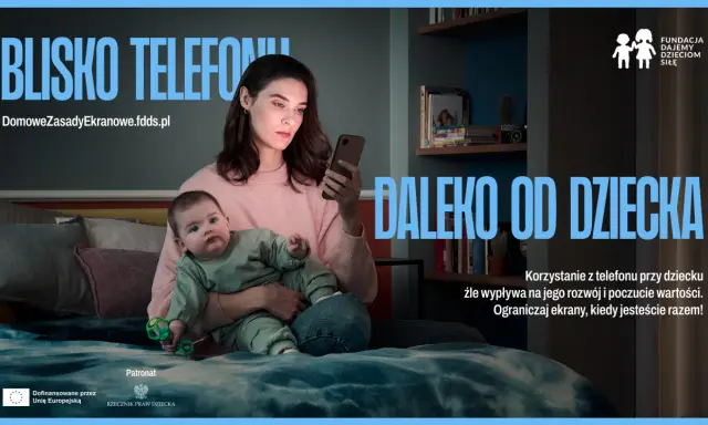 Matka z dzieckiem w reklamie. Kobieta patrzy w telefon, dziecko obok. Przesłanie: ograniczaj ekrany, gdy jesteś z dzieckiem.