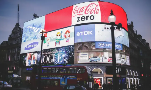 Najpopularniejsze reklamy telewizyjne na ekranach Piccadilly Circus: Coca-Cola Zero, Samsung, Vogue, Hyundai.