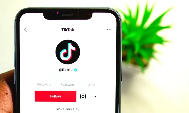 Ekran telefonu z aplikacją TikTok. Zastanawiasz się, ile można mieć kont na TikToku?