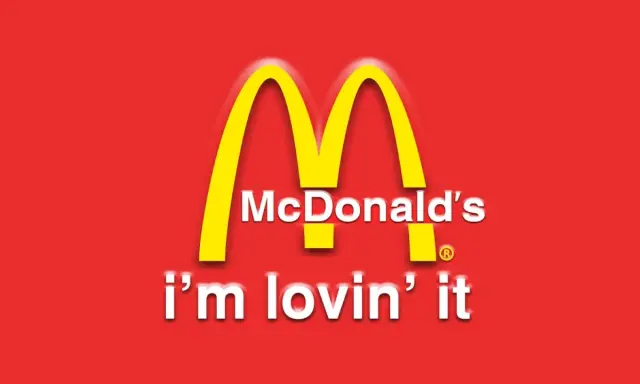 Logo McDonald's z hasłem "i'm lovin' it". Klasyczne śmieszne hasła reklamowe, które zapadają w pamięć.