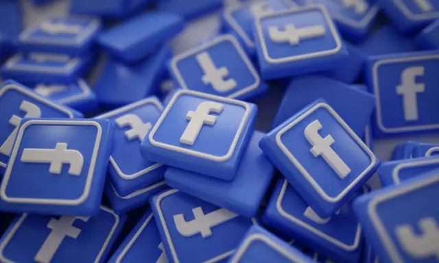 Stos ikon Facebooka. Chcesz wiedzieć, jak zwiększyć zasięgi na FB? Te ikony symbolizują potencjał dotarcia do milionów.