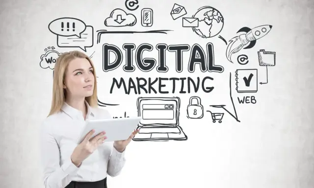 Kobieta z tabletem analizuje schemat "DIGITAL MARKETING", rozważając jego wady i zalety.