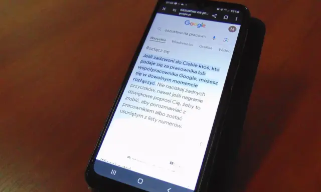 Oszustwo na pracownika Google. Telefon ostrzega przed nieznanymi połączeniami, by nie paść ofiarą oszustów.