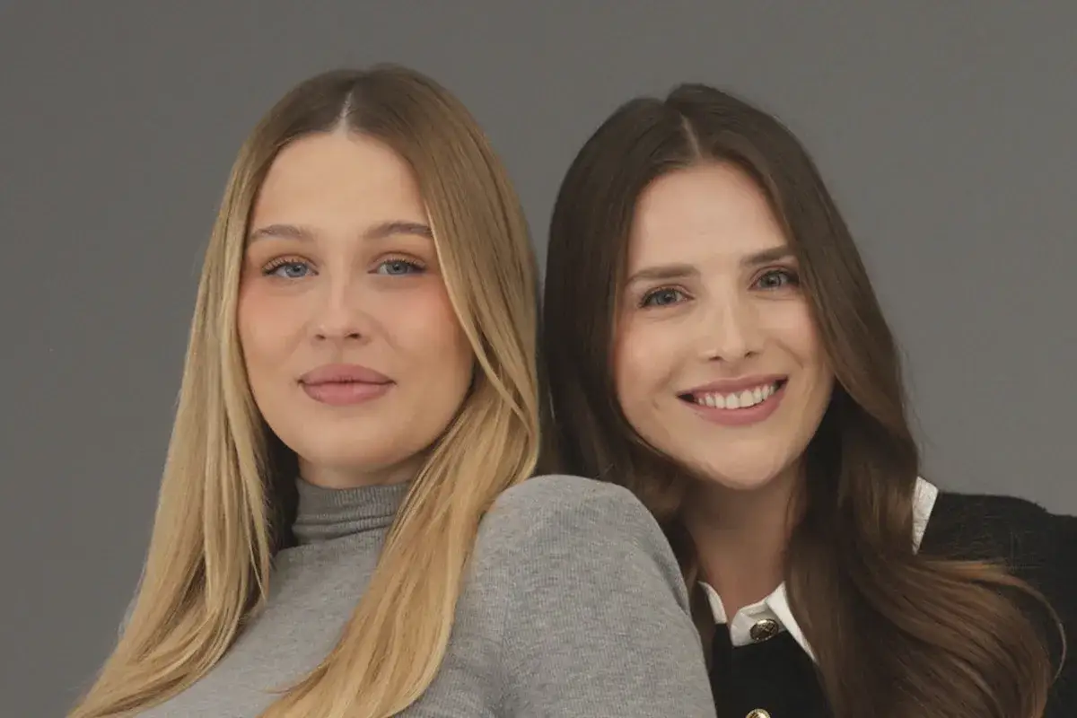 Dwie młode kobiety, jedna z blond włosami, druga z brązowymi, obie uśmiechnięte. Jedna z nich to polska influencerka, gotowa na nowe wyzwania.