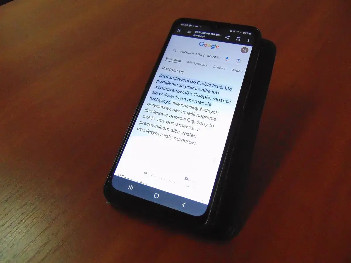 Telefon wyświetla ostrzeżenie o oszustwie na pracownika Google. Nie klikaj w podejrzane linki, by uniknąć problem&oacute;w.