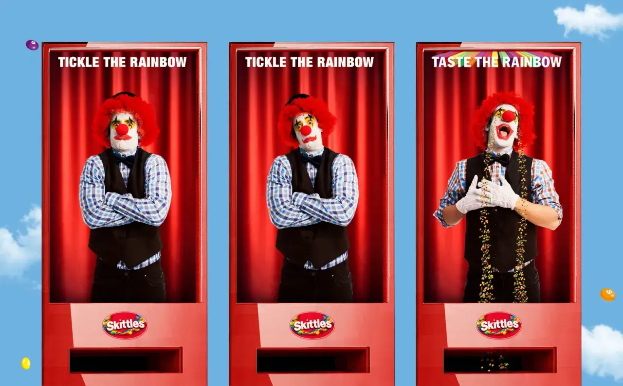 Skittles reklama: klauni w czerwonych kurtynach zachęcają do 