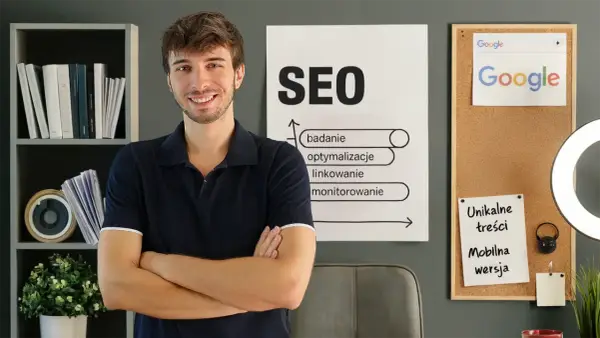 Uśmiechnięty mężczyzna prezentuje podstawy SEO: badanie, optymalizacje, linkowanie, monitorowanie. Na tablicy korkowej logo Google i notatki.
